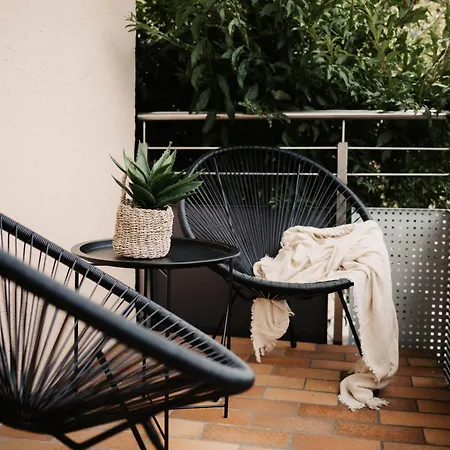 Best Stay Haus Martina Im Herzen Der Rhoen - 3 Einzelbuchbare Moderne Wohnungen Fuer 2-8 Personen, Terrasse, Balkon, Garten, Ski Und E-Bike Keller, Lounge, Freies Wlan, Familienfreundlich Poppenhausen Buitenkant foto