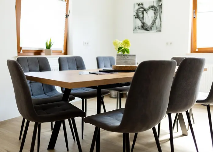 Best Stay Haus Martina Im Herzen Der Rhoen - 3 Einzelbuchbare Moderne Wohnungen Fuer 2-8 Personen, Terrasse, Balkon, Garten, Ski Und E-Bike Keller, Lounge, Freies Wlan, Familienfreundlich