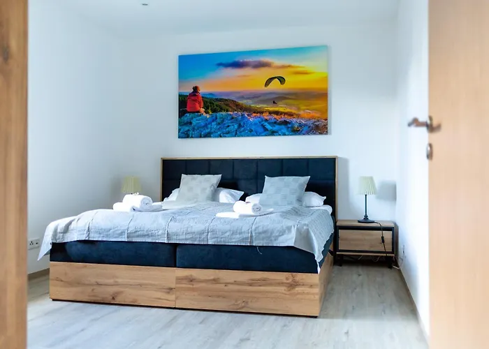 Best Stay Haus Martina Im Herzen Der Rhoen - 3 Einzelbuchbare Moderne Wohnungen Fuer 2-8 Personen, Terrasse, Balkon, Garten, Ski Und E-Bike Keller, Lounge, Freies Wlan, Familienfreundlich