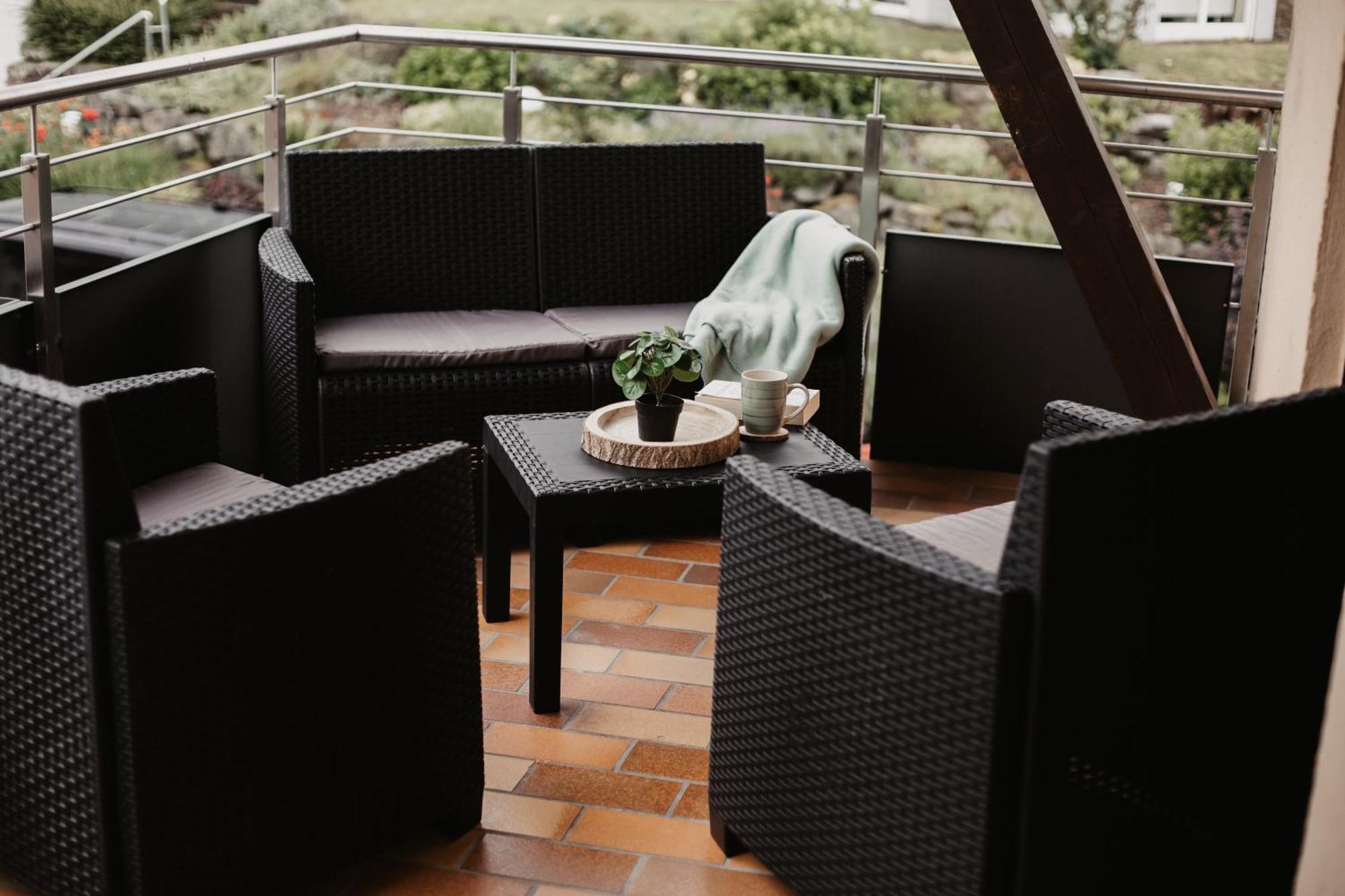 Haus Martina Im Herzen Der Rhoen - 3 Einzelbuchbare Moderne Fuer 2-8 Personen, Terrasse, Balkon, Garten, Und E-bike Keller, Lounge, Freies Wlan, Familienfreundlich