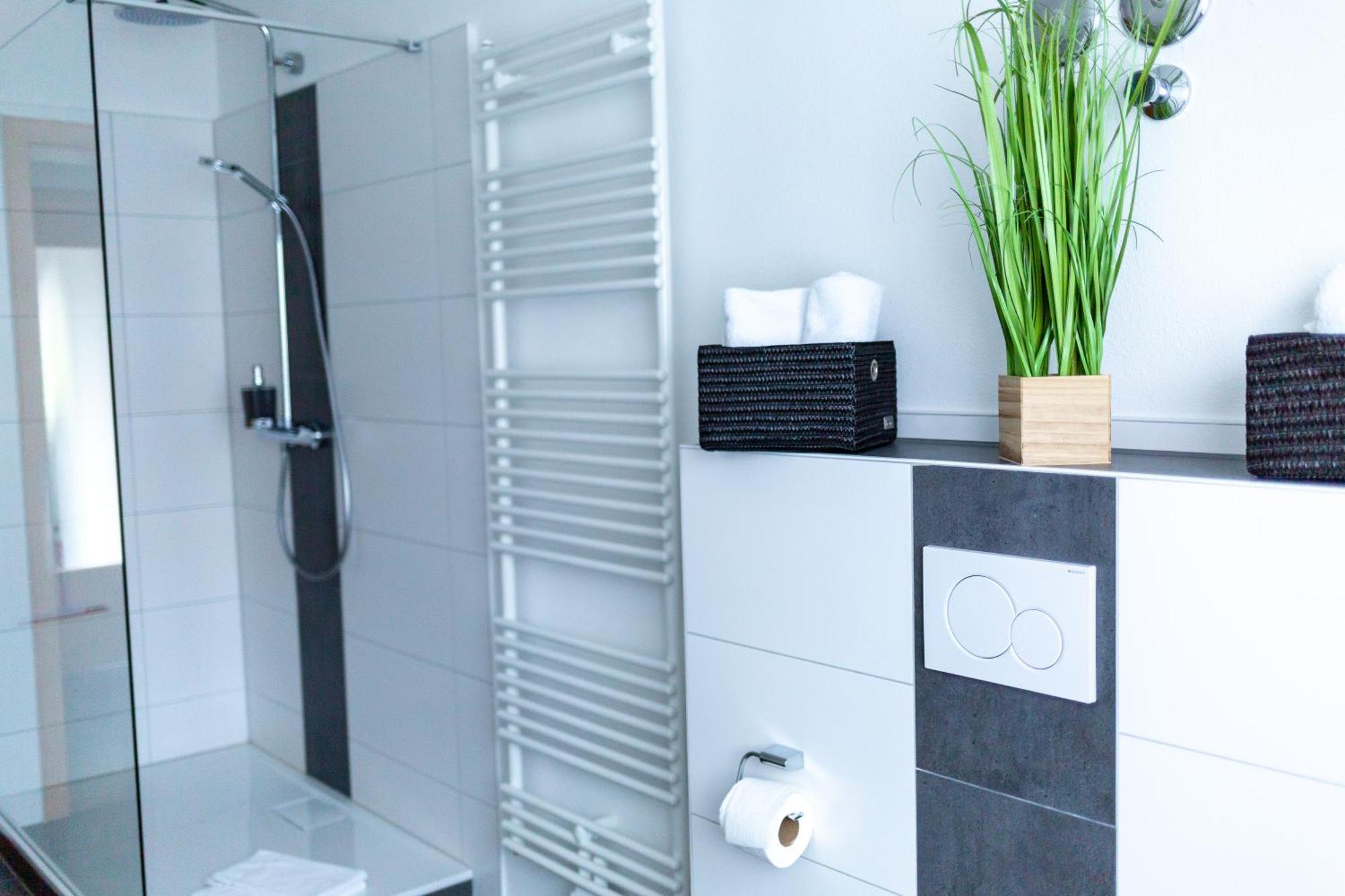Haus Martina Im Herzen Der Rhoen - 3 Einzelbuchbare Moderne Fuer 2-8 Personen, Terrasse, Balkon, Garten, Und E-bike Keller, Lounge, Freies Wlan, Familienfreundlich Apartamento