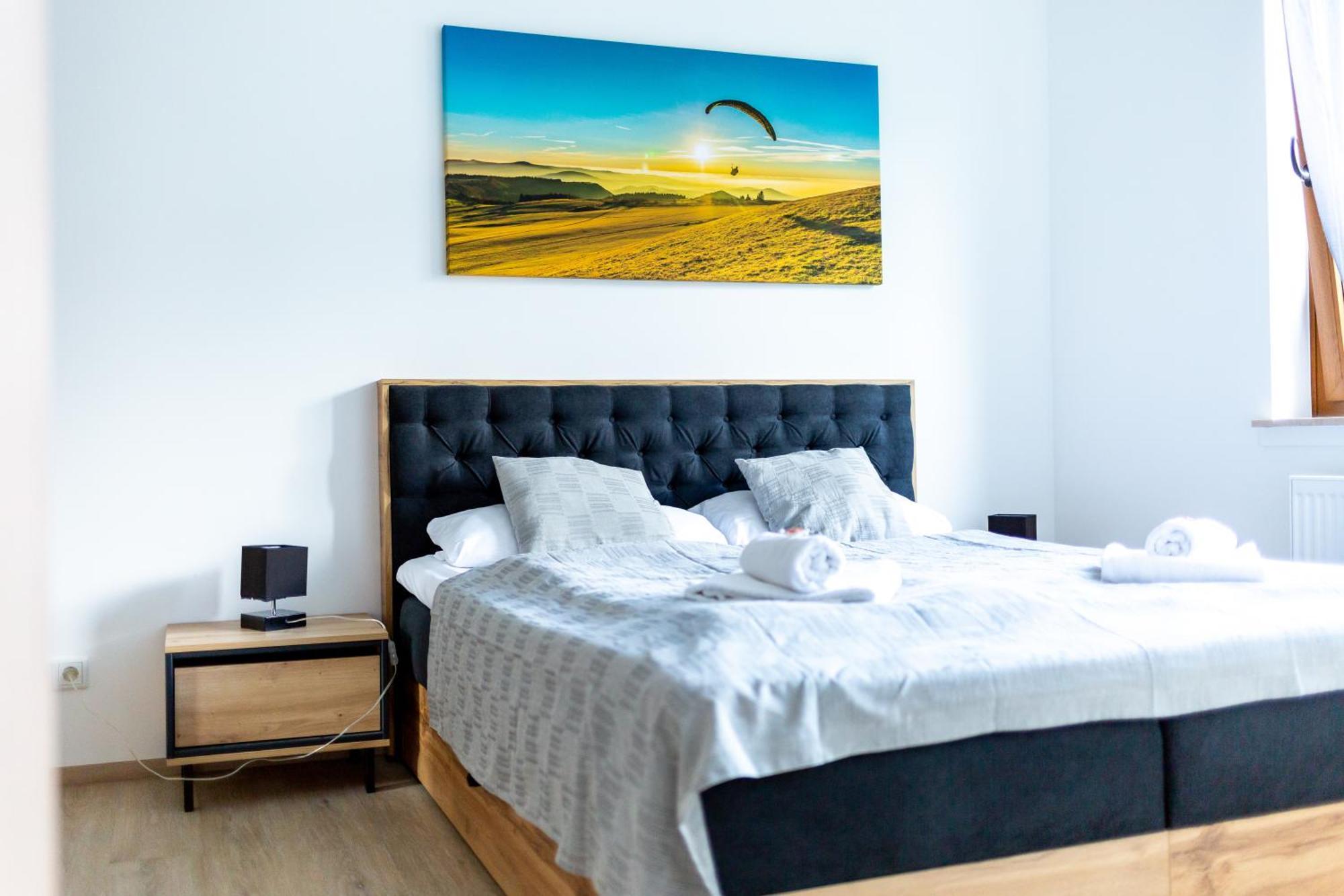 Haus Martina Im Herzen Der Rhoen - 3 Einzelbuchbare Moderne Fuer 2-8 Personen, Terrasse, Balkon, Garten, Und E-bike Keller, Lounge, Freies Wlan, Familienfreundlich * Poppenhausen