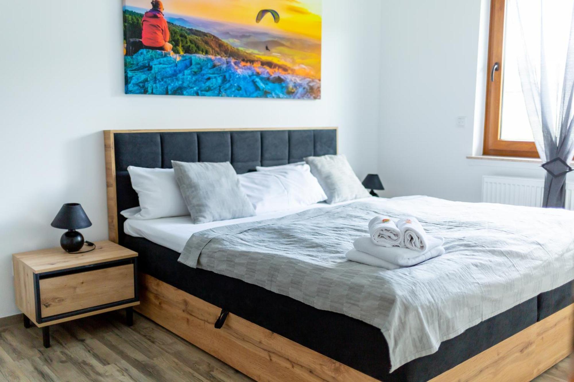 Haus Martina Im Herzen Der Rhoen - 3 Einzelbuchbare Moderne Fuer 2-8 Personen, Terrasse, Balkon, Garten, Und E-bike Keller, Lounge, Freies Wlan, Familienfreundlich Poppenhausen