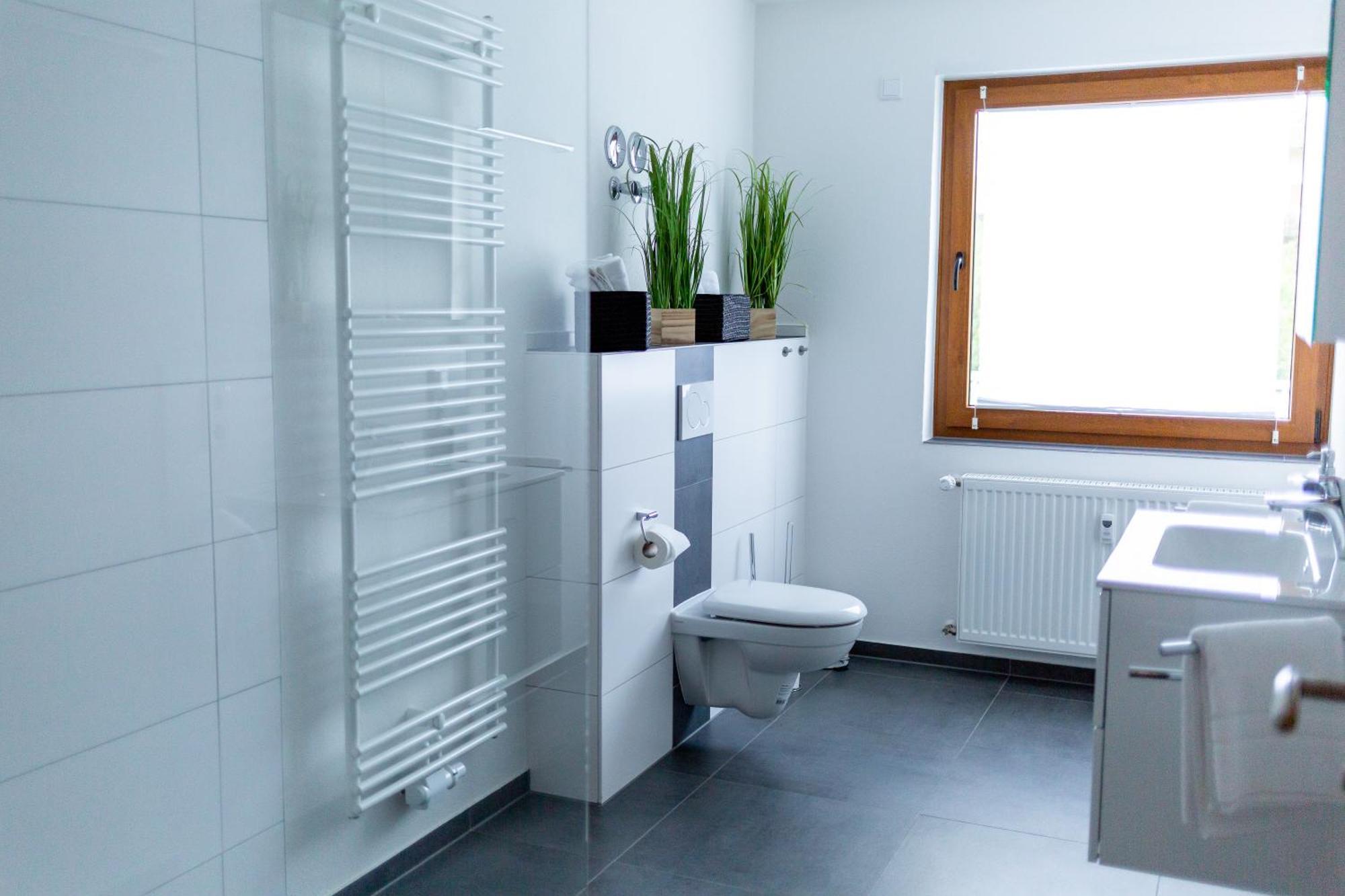 Apartment Haus Martina Im Herzen Der Rhoen - 3 Einzelbuchbare Moderne Fuer 2-8 Personen, Terrasse, Balkon, Garten, Und E-bike Keller, Lounge, Freies Wlan, Familienfreundlich