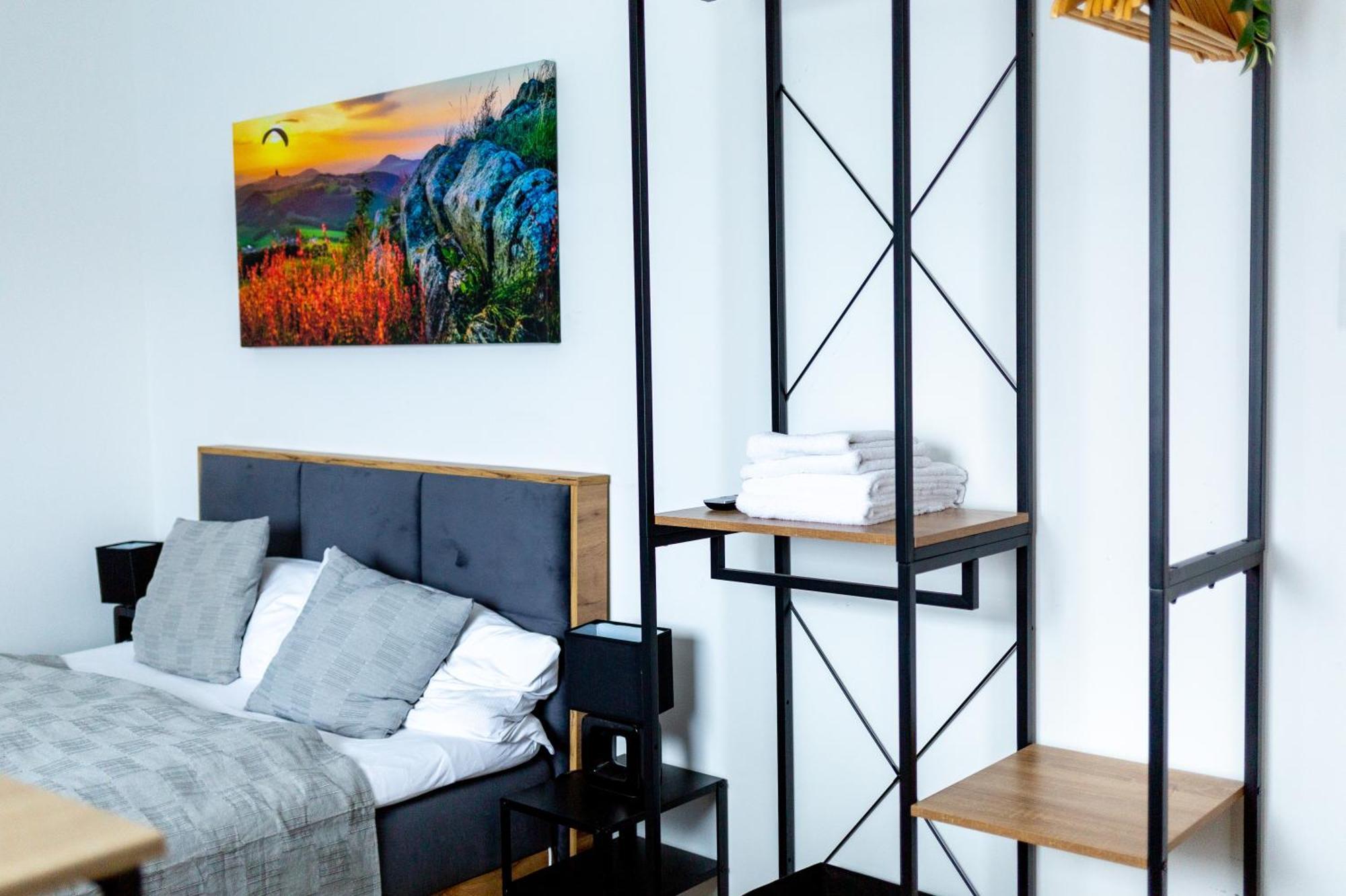 Haus Martina Im Herzen Der Rhoen - 3 Einzelbuchbare Moderne Fuer 2-8 Personen, Terrasse, Balkon, Garten, Und E-bike Keller, Lounge, Freies Wlan, Familienfreundlich * Poppenhausen
